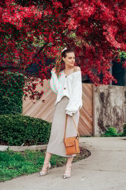 Falda midi. Aunque puedes elegir la falda corta, nuestra recomendación va más orientada a la falda de punto midi en tonos neutros, para que puedas combinarla con todo. Cualquiera que elijas, estará bien. Recuerda que una de las formas de llevar tu falda de punto esta temporada es en total looks; cuando sientas mucho frío, añade un abrigo o chamarra en otro color que contraste.