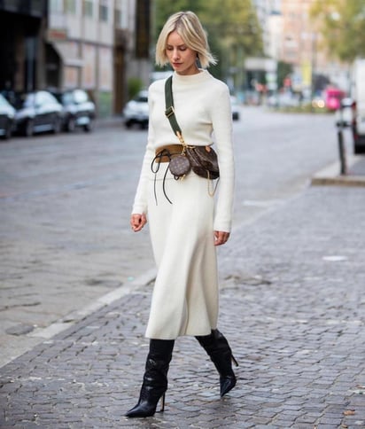 Total look. Los conjuntos de punto pueden convertirse en una propuesta tan cómoda como elegante en esta temporada. Puedes elegirlos con faldas cortas o midi y también con pantalones, hay varios con la bota ligeramente acampanada para crear balance en el outfit. Los total looks de pantalón se pueden llevar desde con tenis hasta con zapatillas con kitten heels, según tu gusto.