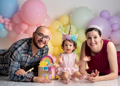 Amelia posó feliz junto a sus papás, Patsy y Eduardo.