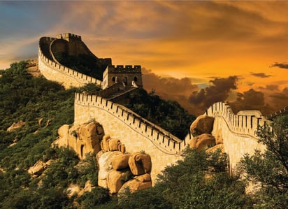 Esta joya arquitectónica se construyó entre el año 1631 y el 1654 a orillas de río Yamuna, en honor a la esposa favorita del rey Arjumand Banu Begum, quien murió en labor de parto. Para su edificación trabajaron más de 20 mil obreros.