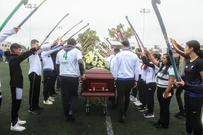 Guardia. Amigos, familiares, alumnos y compañeros de trabajo del 'Profe' Milton montaron guardia a su féretro.