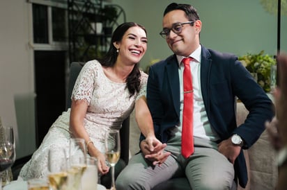 La pareja se mostró feliz por su unión en compromiso. 