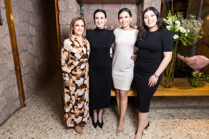 Las familias de ambos acompañaron a la pareja en su felicidad.