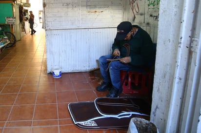 Don José lleva más de 40 años como zapatero.