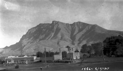 Entrada de la Compañía Minera Peñoles, oficina de colonia de empleados. Mapimí, Dgo., 1917.