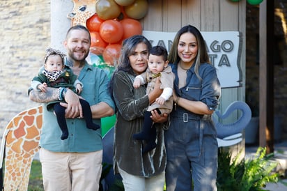 Santiago y Renata en su cumpleaños junto a su querida abuelita.