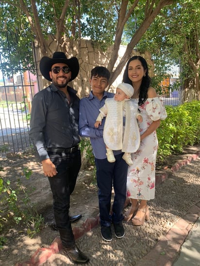 Tras recibir el sacramento, la familia realizó una íntima celebración.