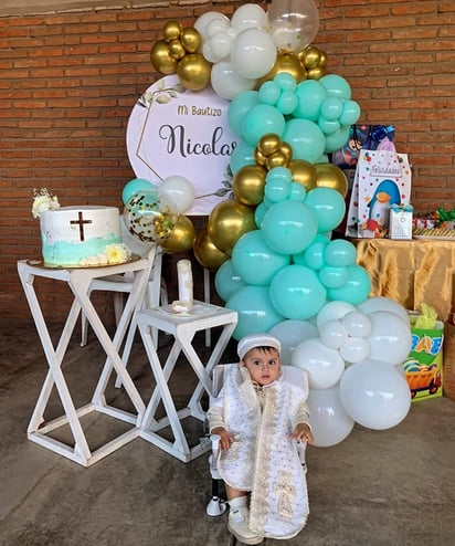 Nicolás junto a su hermano Axel y sus padres Cinthia Guerrero y Jhonatan Cisneros.