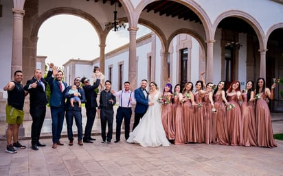 Citlalli y Miguel junto a sus seres queridos.