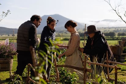 Y es que la serie cuenta con Irene Azuela como Mamá Elena, quien reflexionó que es una mezcla de suavidad e inteligencia femenina.