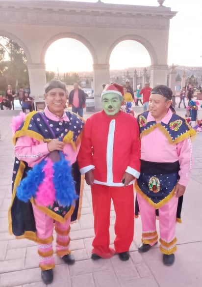 Son de Granada frente al nuevo Santuario de Guadalupe. 2019. Actuales Monarcas Arturo Contreras y Felipe Rodríguez, al centro, el Viejo Mayor, Ildefonso Pacheco. 2022. Danza Guadalupana de la colonia Maderera. 2022. Ceremonia de Coronación en la calle 5, colonia Maderera.