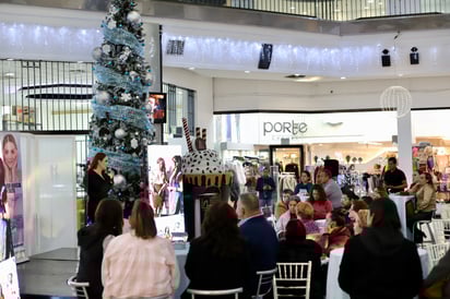 Clientes y amigos estuvieron presentes en este evento de aniversario.