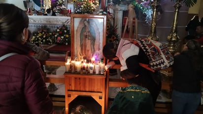 Devoción. Al encender una vela frente a la Virgen, encienden también la esperanza.