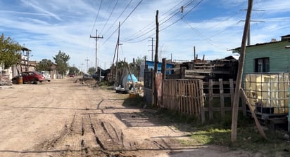 Vecinos del fraccionamiento San Juan 3 recurren al uso de estufas de leña para cocinar y mantener sus hogares calientes.