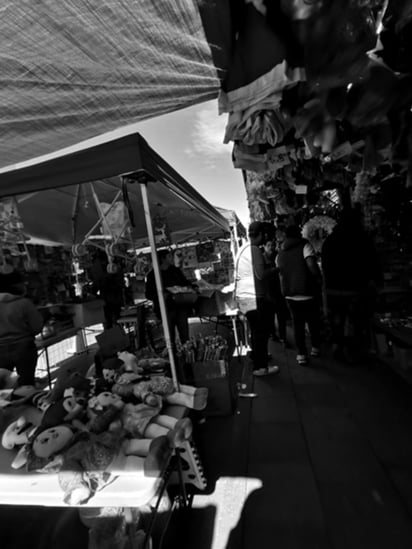 Locales. Comerciantes optaron por sacar sus toldos y mercancías, para atraer a un mayor número de consumidores.