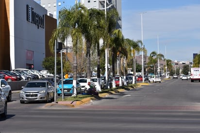 Centro comercial. Mares de carros se observan a las afueras del centro comercial Paseo Durango; entre taxis, carros particulares, patrullas, camiones, motos y demás vehículos se llenan las calles de su alrededor.