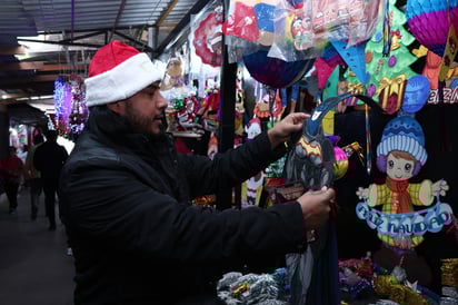 No se queda con las ganas. Eddier se compró este 'Batman'. (VAYRON INFANTE / EL SIGLO DE TORREÓN)