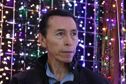 Le gustaron. Francisco adquirió luces para el pino de Navidad. (VAYRON INFANTE / EL SIGLO DE TORREÓN)