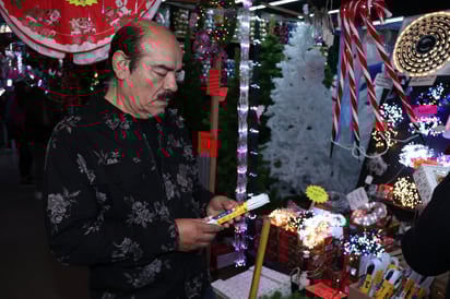 En las compras. Arturo Ortiz se llevó las tradicionales luces de bengala. (VAYRON INFANTE / EL SIGLO DE TORREÓN)
