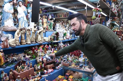 Para el nacimiento. Javier llevó algunas figuras a su hogar. (VAYRON INFANTE / EL SIGLO DE TORREÓN)