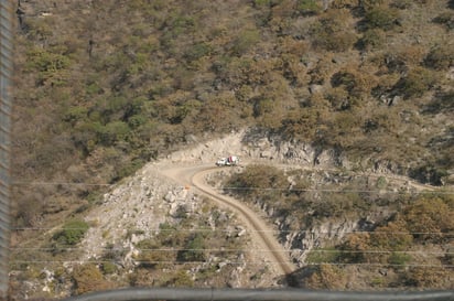 Apertura. Para la construcción de la supercarretera se tuvieron que abrir caminos alternos para el traslado de camiones de trabajo y traslado de material.