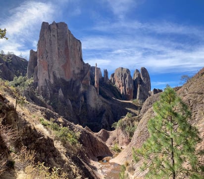 Riqueza. Se cree que en el actual centro ecoturístico de La Pirámide y sus alrededores sirvieron como campamentos temporales de cacería, pues se han encontrado flechas y artículos de caza.