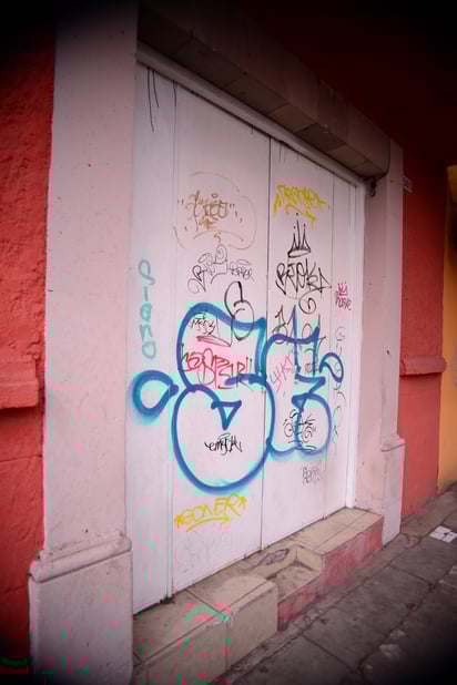 Pintas. Muchos de los que realizan estas pintas muestran su 'distancia'' social y cultural.