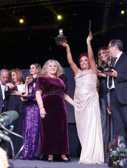 Monroc en la entrega de su reconocimiento en la Ciudad de México.