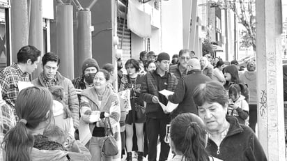 Madrugadores. Pese a ser fin de semana, hubo personas que llegaron desde muy temprano a los módulos del INE.
