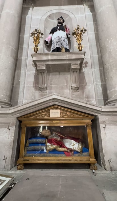 Actualmente se exhibe en el templo, frente al altar de San Juan Nepomuceno o Juan de Nepomuk.