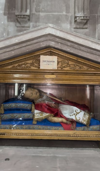 Está hecha bajo la técnica de ceroplástica y destaca por su hiperrealismo.