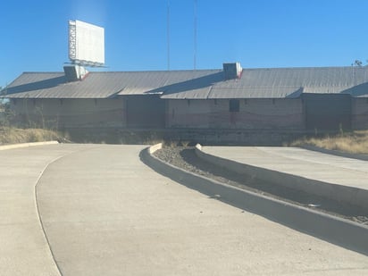Bodegas. Se inició la obra de la calle, pero no hubo continuidad ya que no se han podido retirar las bodegas en las que topa.

