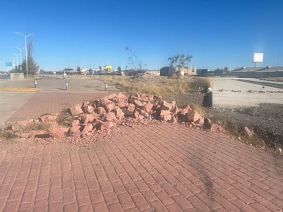 Calle. Permanece cerrada, por lo que algunas personas aprovechan para poner frases con piedras.
