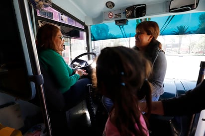 Servicio. Una mujer inspira más confianza a otras mujeres que utilizan el transporte público. 