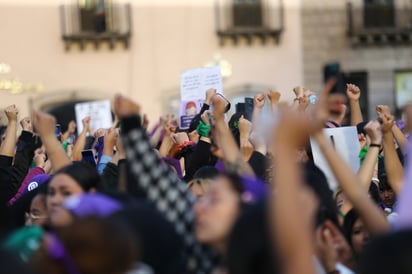 Sororidad. Se levantó el puño para mostrar solidaridad y resistencia.