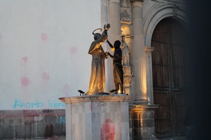 Catedral. Fueron lanzados globos con pintura de agua contra la arquitectura.