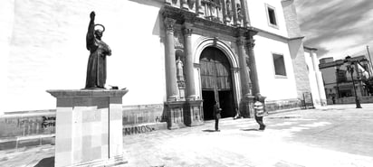 Juan Pablo. Fue fácil la limpieza de la cantera que es base del monumento de Juan Pablo II. Ahí se lijó debido a que esta es moderna, no histórica.