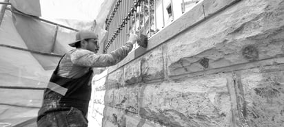 Proceso. Momentos en que uno de los trabajadores del INAH instalan la capa protectora que a simple vista parece pintura, pero no lo es, este sellador se hace con productos naturales, sin químicos.