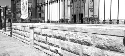 Limpieza. Así se ve el muro atrial, después del lavado con agua a presión, se eliminó la pintura de aerosol, pero todavía a este muro atrial le falta la capa protectora.