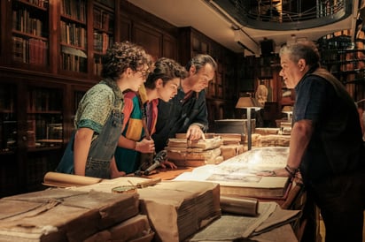 En esta imagen proporcionada por Columbia Pictures, de izquierda a derecha, Mckenna Grace, Logan Kim, Dan Aykroyd y Patton Oswalt en una escena de 'Ghostbusters: Frozen Empire'. (Columbia Pictures/Sony via AP)


