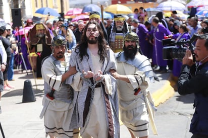 Pasión. Durante el recorrido por las 14 estaciones del Viacrucis, hubo momentos muy conmovedores para los asistentes.