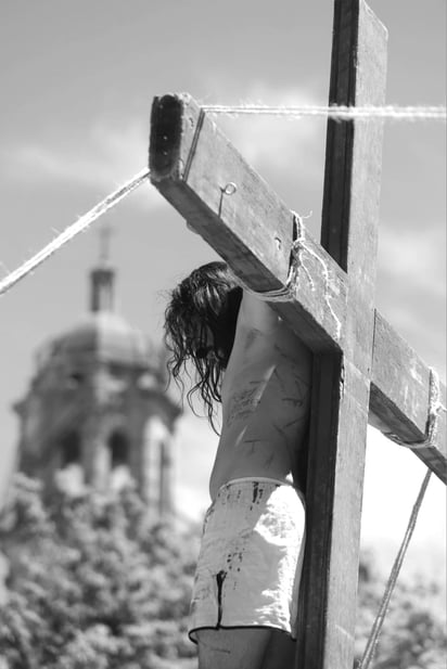 Familias. Cientos de familias duranguenses se congregaron en el Centro, para ver el Viacrucis.