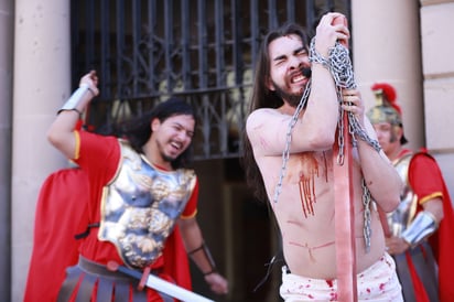 Sufrimiento. De acuerdo a lo que dice la Biblia, Jesús fue crucificado y resucitó al tercer día, conforme a lo que ya estaba escrito.