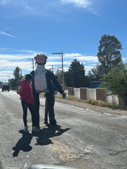 Figuras. Con varios días de anticipación se elaboran las figuras de distintos personajes de la política y el ámbito social.
