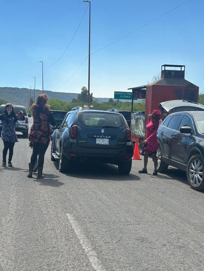 Disfrazados. Tanto en La Ferrería como en El Pueblito había hombres vestidos de mujer pidiendo cooperación para el Judas.
