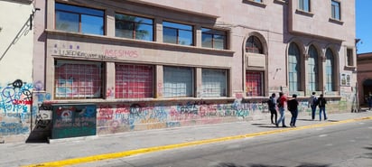 Librería. Este es el edificio donde está la librería de la Universidad Juárez; es el inmueble que más grafiti tiene. Conserva las pintas de las marchas del 8M del 2023 y 2022.