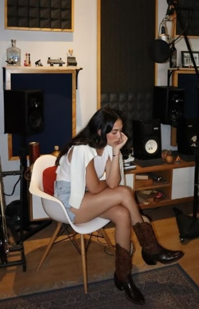 El tema está acompañada por un visualizer en donde se ve al tercer personaje del universo visual de las canciones del álbum.