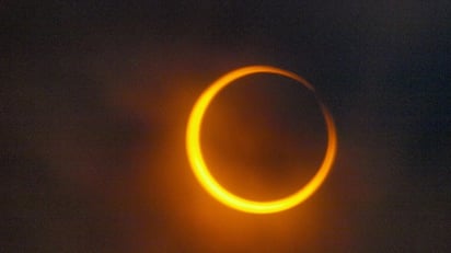 Para tomar fotogragías con el celular se podrá hacer con los mismo lentes (en la parte de la cámara).