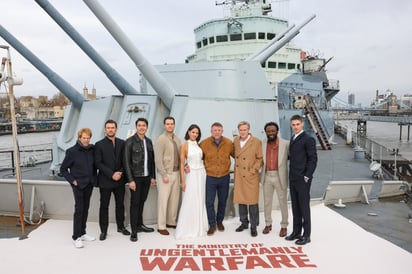 Jerry Bruckheimer, de izquierda a derecha, Alex Pettyfer, Henry Golding, Henry Cavill, Eiza González, el director Guy Ritchie, Cary Elwes, Babs Olusanmokun y Hero Fiennes Tiffin posan en el HMS Belfast en una sesión fotográfica de la película 'The Ministry Of Ungentlemanly Warfare' el 22 de marzo de 2024 en Londres. (Foto Vianney Le Caer/Invision/AP)