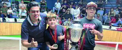 Una convivencia entre generaciones se llevó a cabo en el Palenque Ciprés, en el Derbi en honor a los galleros de experiencia.